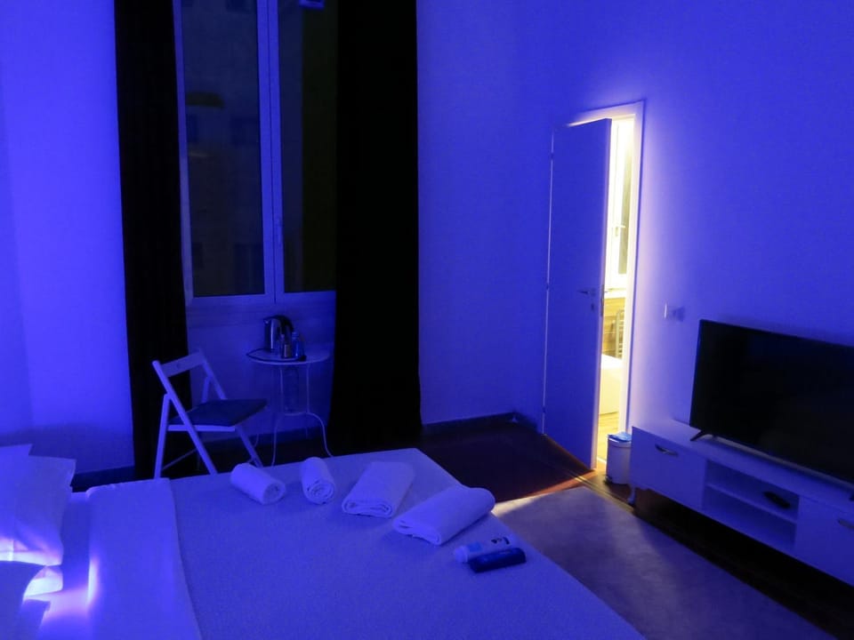Bed, TV and multimedia, Photo of the whole room, Bedroom, towels