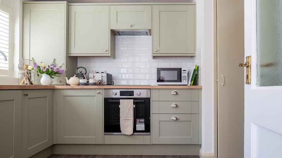Coffee/tea facilities, Kitchen or kitchenette, oven, pet friendly, stove, toaster