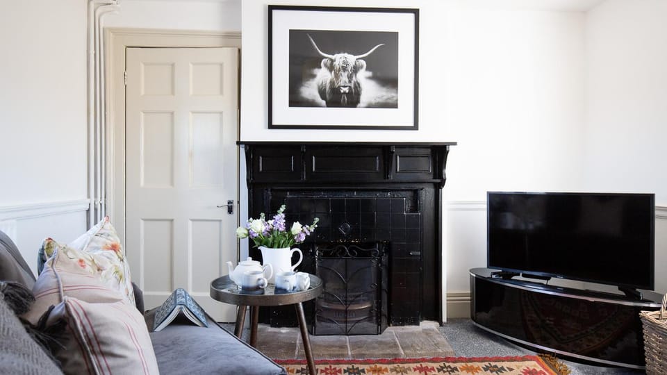 TV and multimedia, Living room, Seating area, fireplace