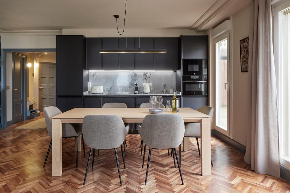 Kitchen or kitchenette, Dining area