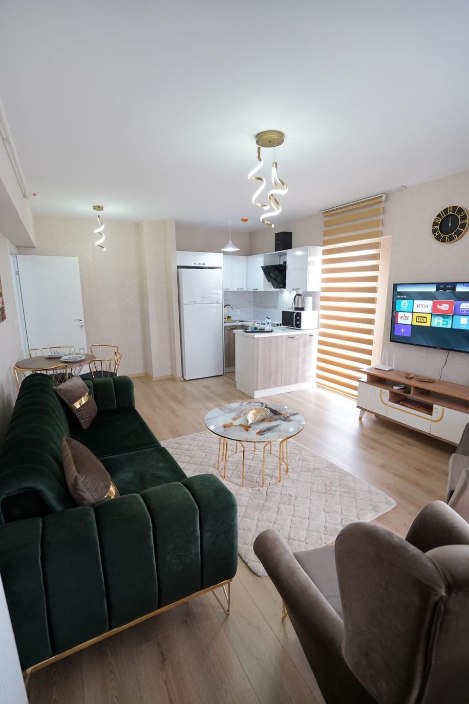Communal lounge/ TV room, TV and multimedia, Kitchen or kitchenette, Living room, Seating area, Evening entertainment, oven