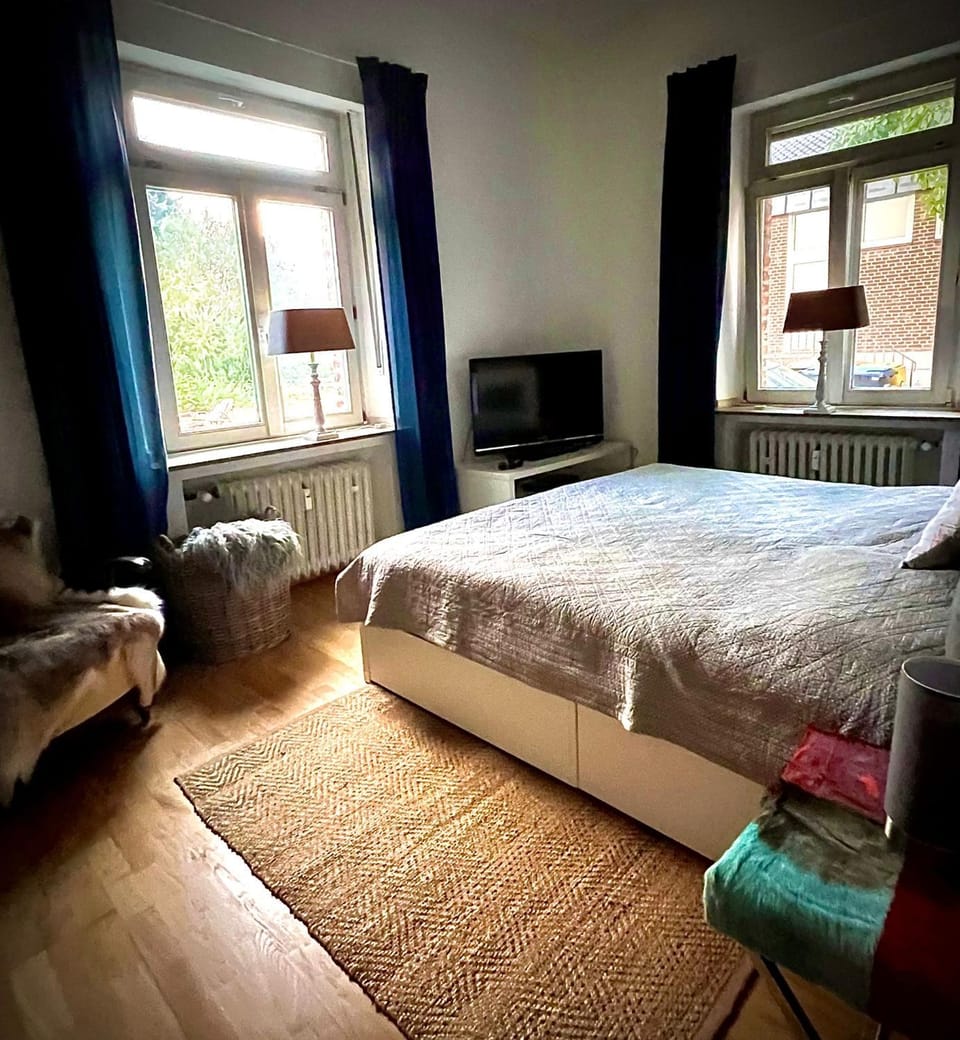 Bed, TV and multimedia, Seating area, Bedroom