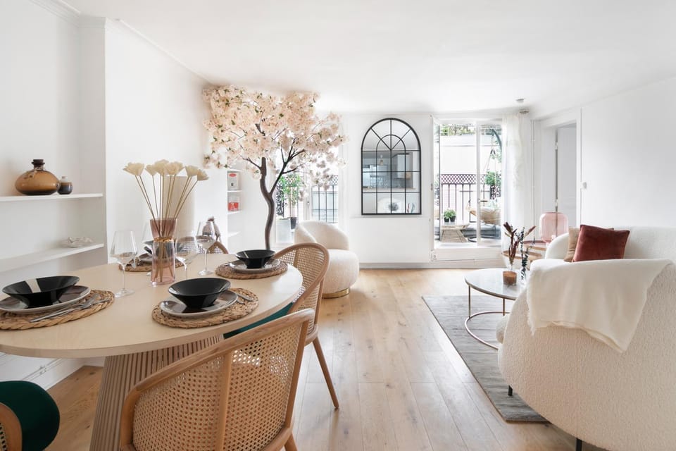 Patio, Living room, Lounge or bar, Decorative detail, Seating area, Dining area