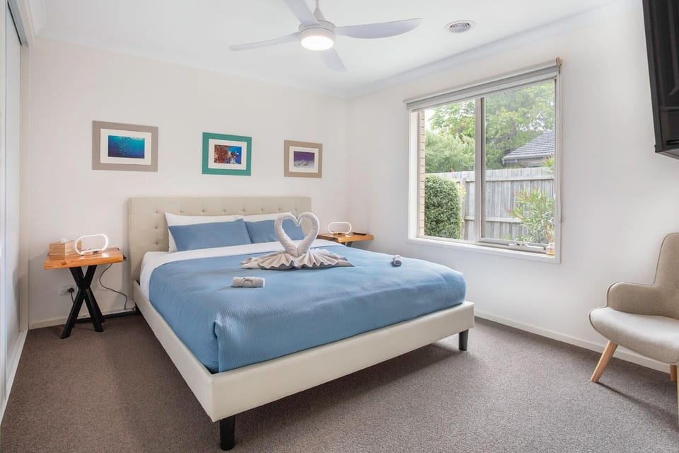 Bed, TV and multimedia, Photo of the whole room, Bedroom