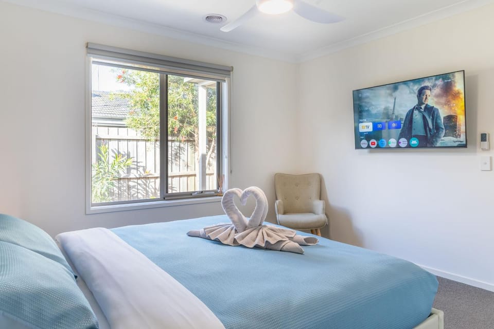 Bed, TV and multimedia, Bedroom, towels