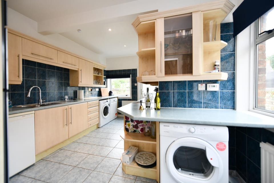Kitchen or kitchenette, washing machine