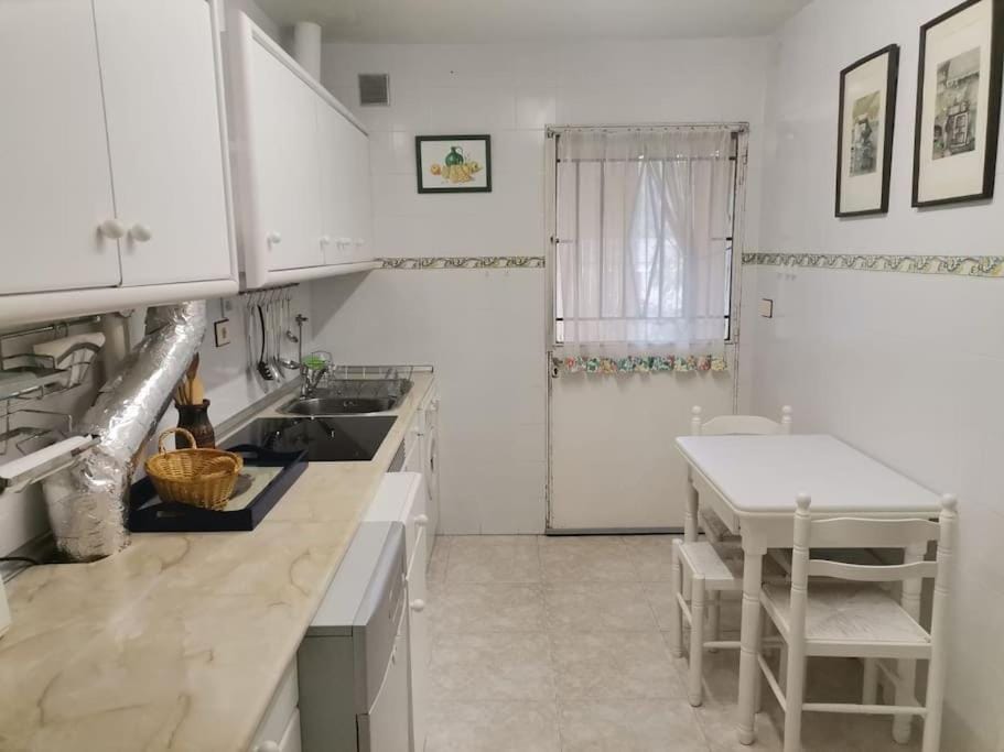 Kitchen or kitchenette, minibar, stove
