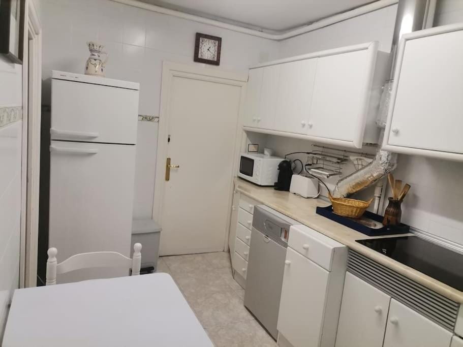 Kitchen or kitchenette, minibar, toaster