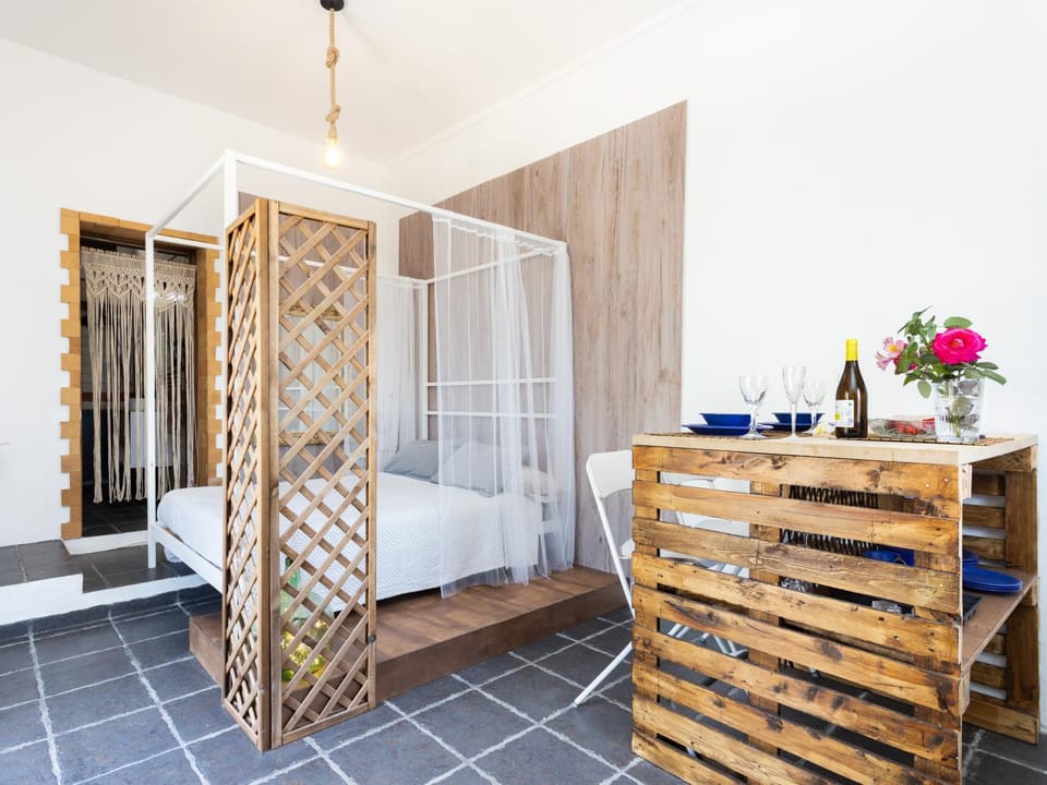 Bed, Seating area, Dining area