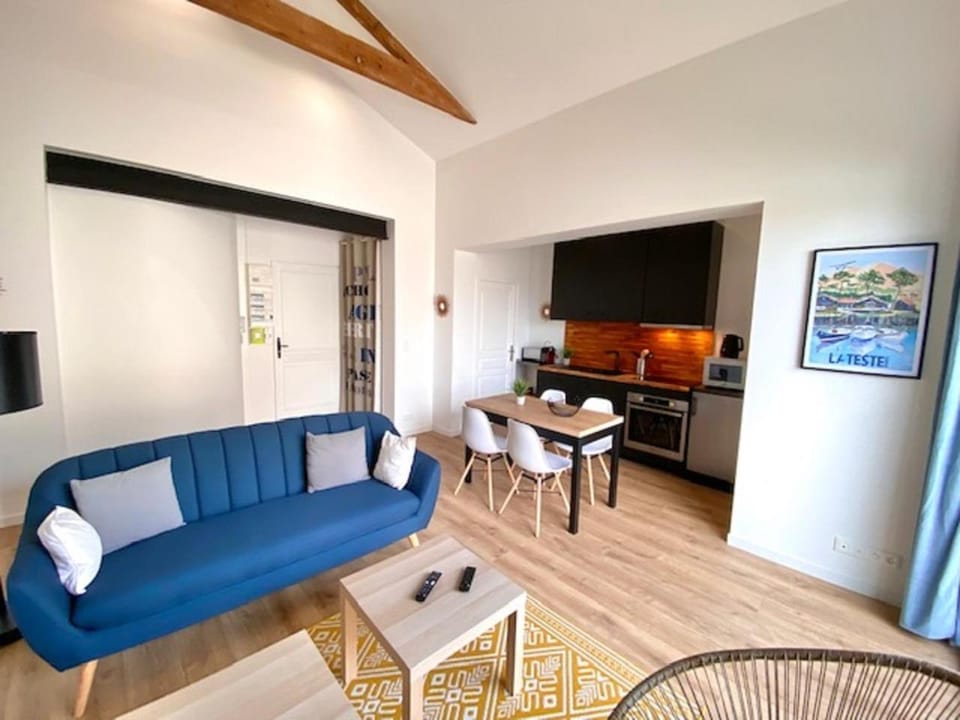 Communal lounge/ TV room, Living room, Seating area