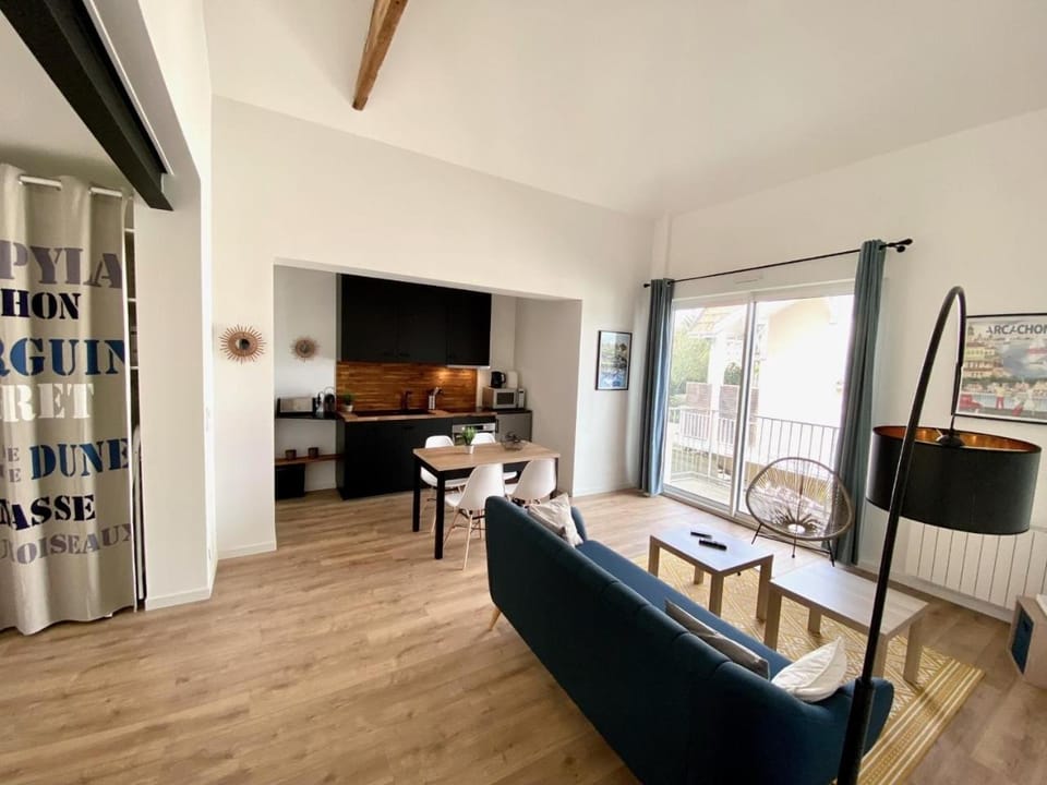 Communal lounge/ TV room, Kitchen or kitchenette, Living room, Seating area, Dining area
