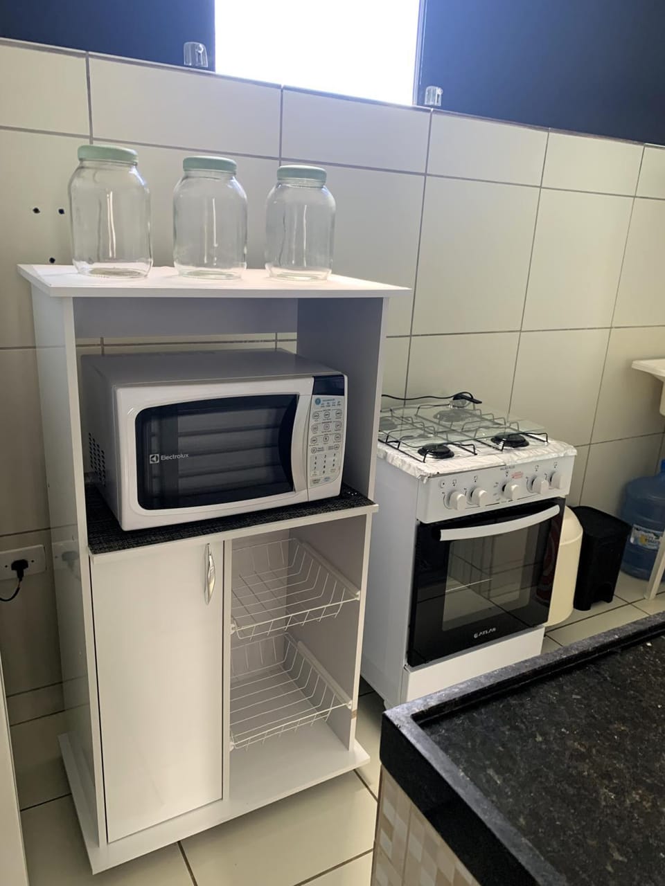Kitchen or kitchenette, microwave, stove