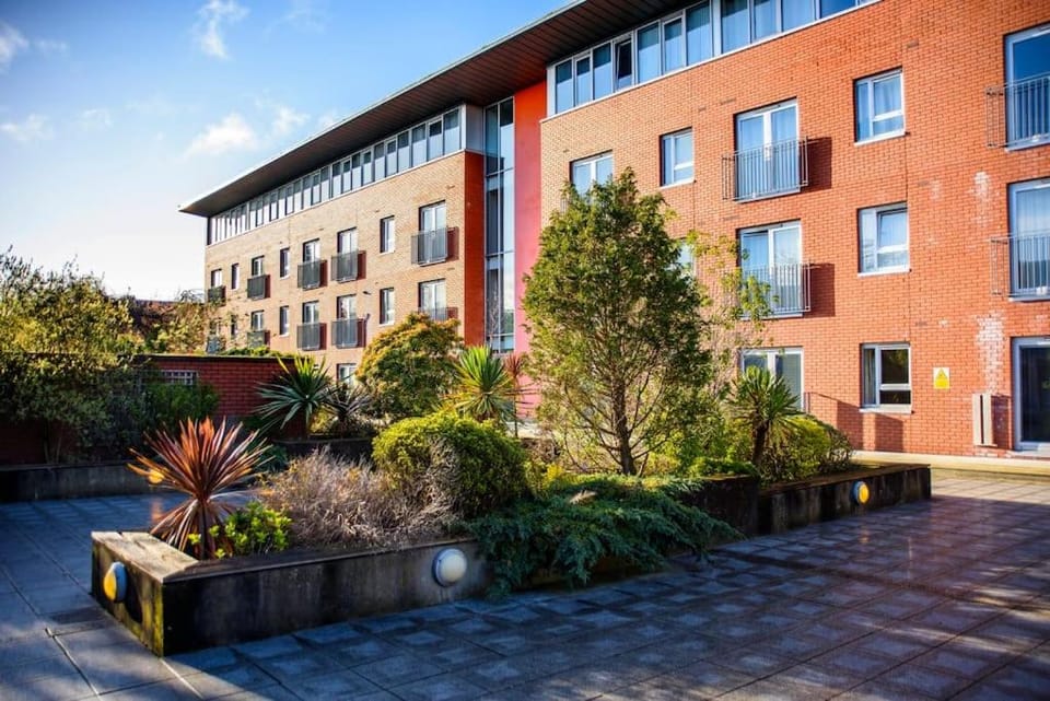 Fabulous Modern Luxury Apartment Sleeps 6- Parking Apartment in Belfast