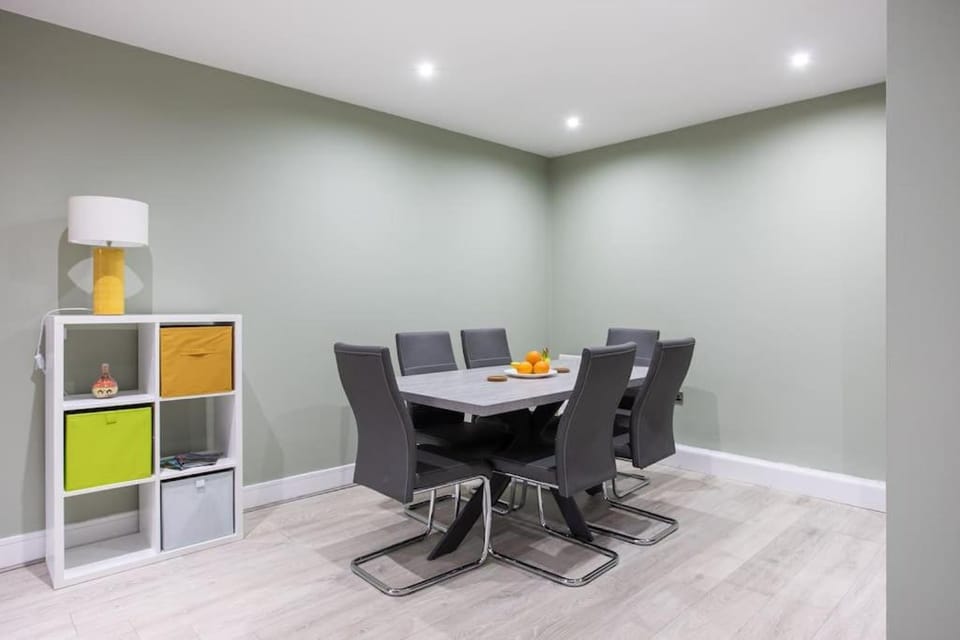 Fabulous Modern Luxury Apartment Sleeps 6- Parking Apartment in Belfast