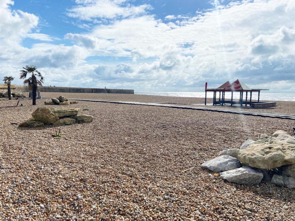 Spacious 2BD Flat with Stunning Views Folkestone House in Folkestone