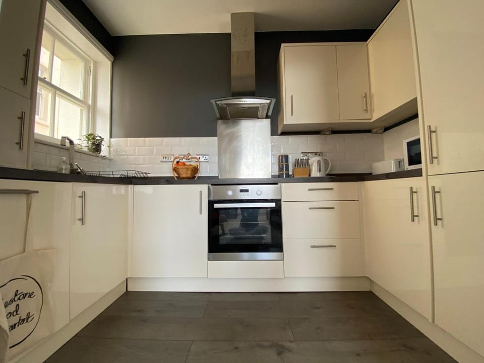 Spacious 2BD Flat with Stunning Views Folkestone House in Folkestone