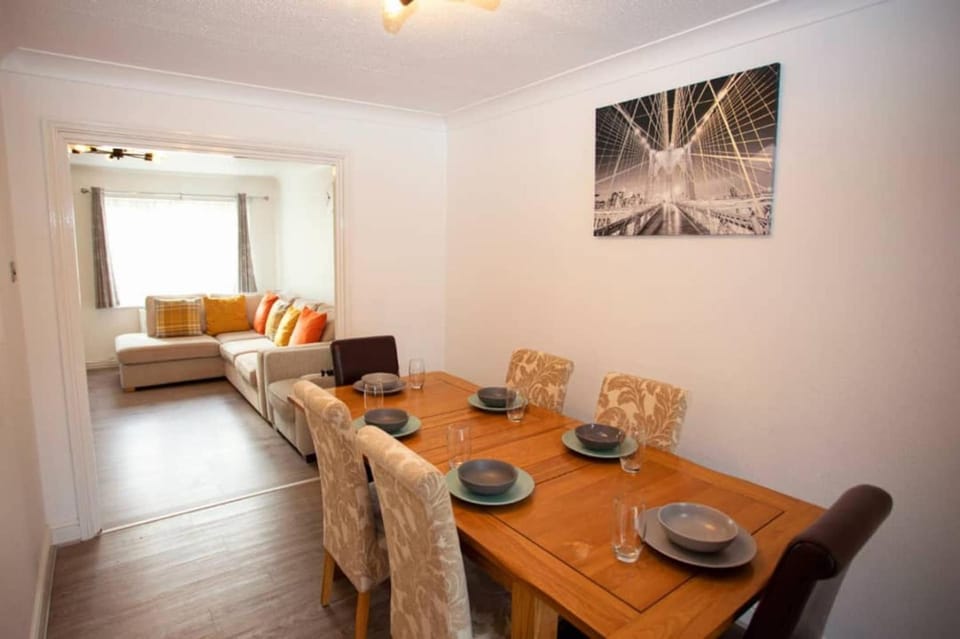 Cozy 3-Bedroom Home in Luton House in Luton