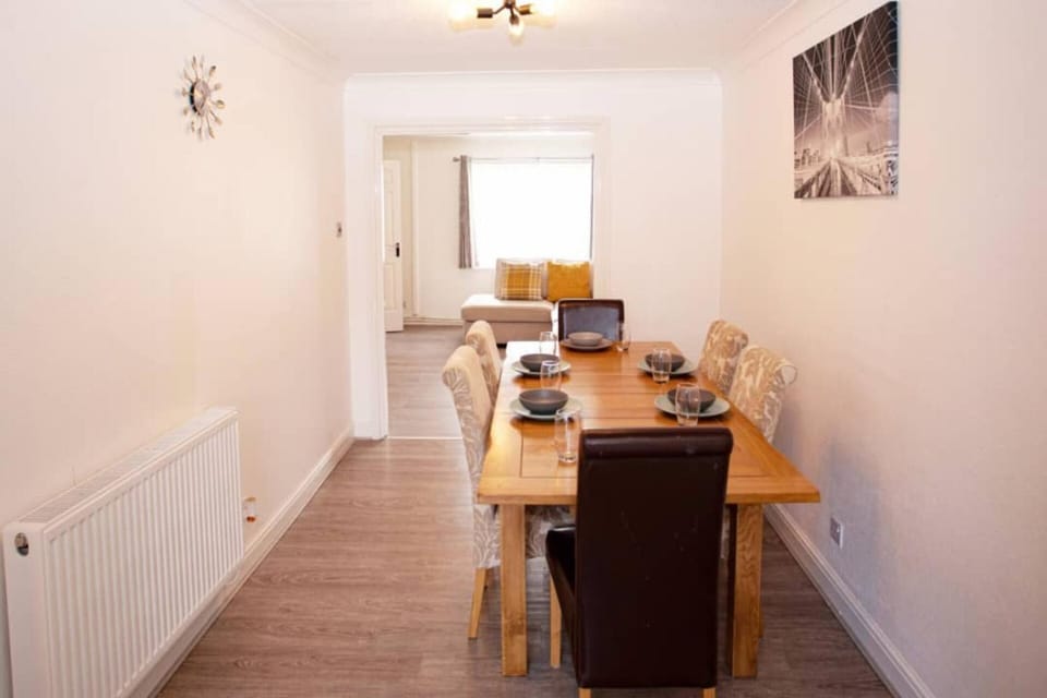 Cozy 3-Bedroom Home in Luton House in Luton