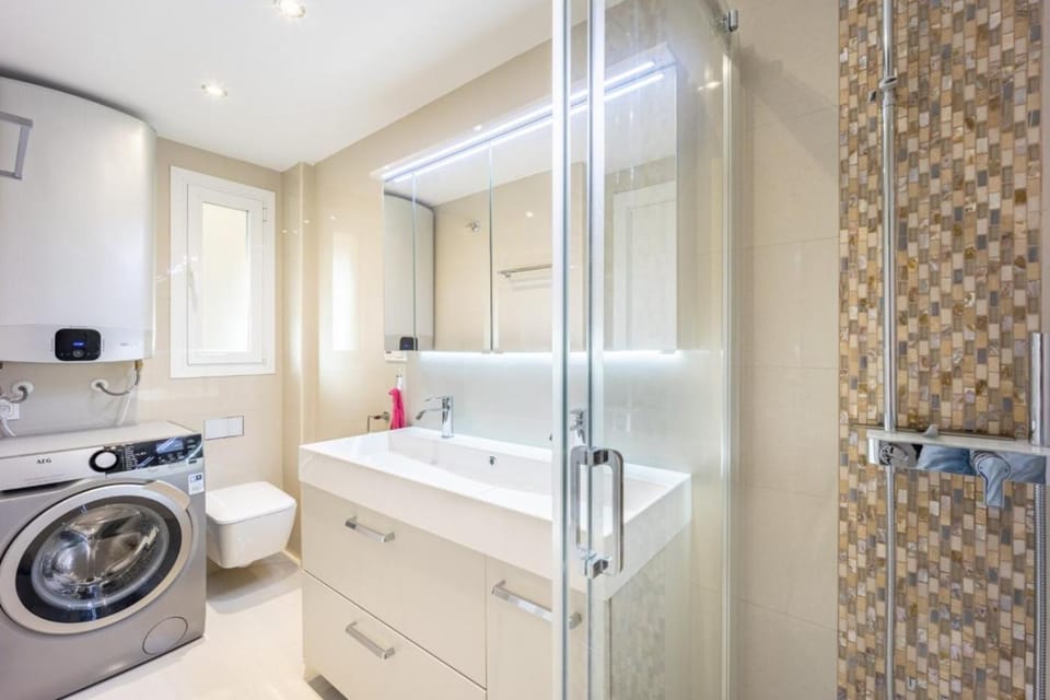 Shower, Bathroom, towels, washing machine