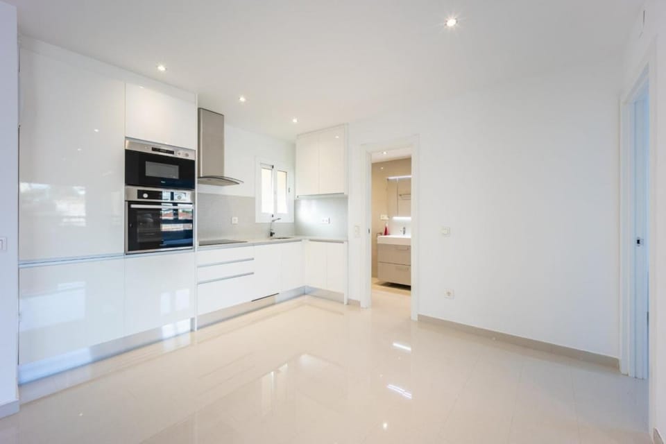 Kitchen or kitchenette, dishwasher, minibar, stove