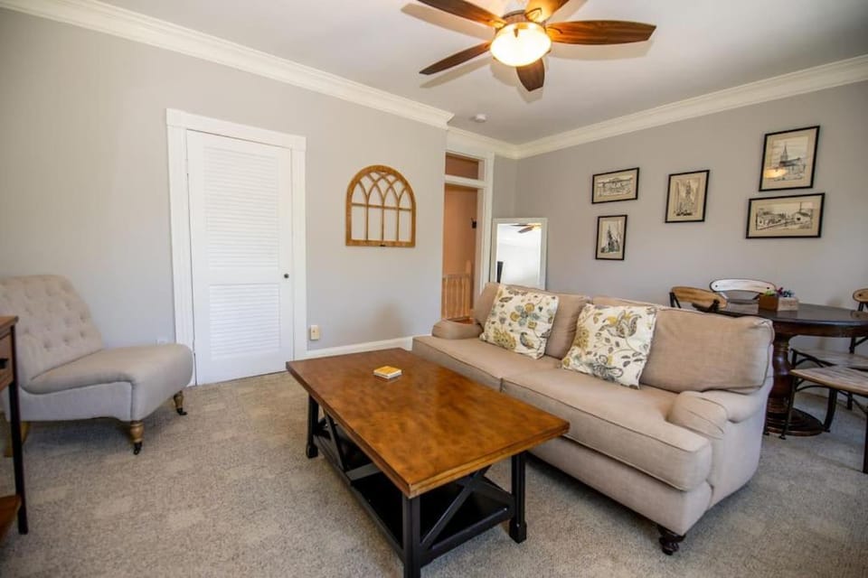 Downtown Annapolis King George 3rd Floor Hideaway Apartment in Annapolis