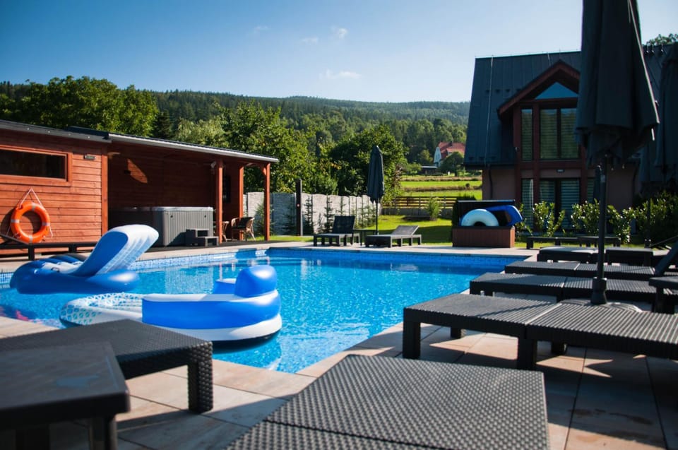 Property building, Day, Natural landscape, Mountain view, Swimming pool, sunbed