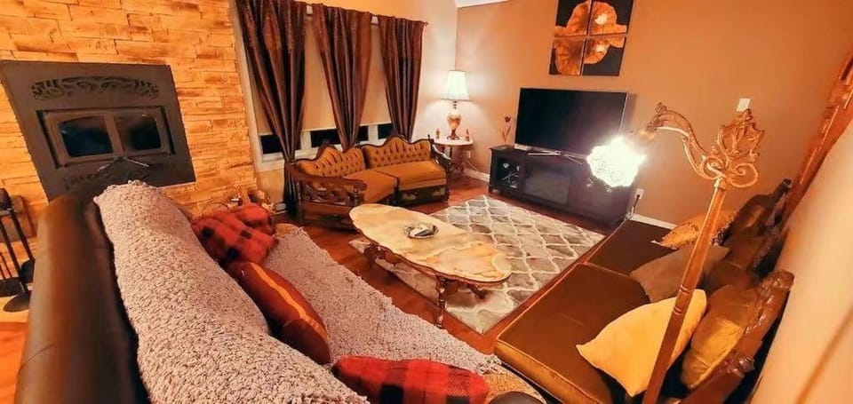 Amazing 3-bedroom entire Chalet-Sauna+lakeview+Spa+BBQ(Best place to relax) House in Quebec