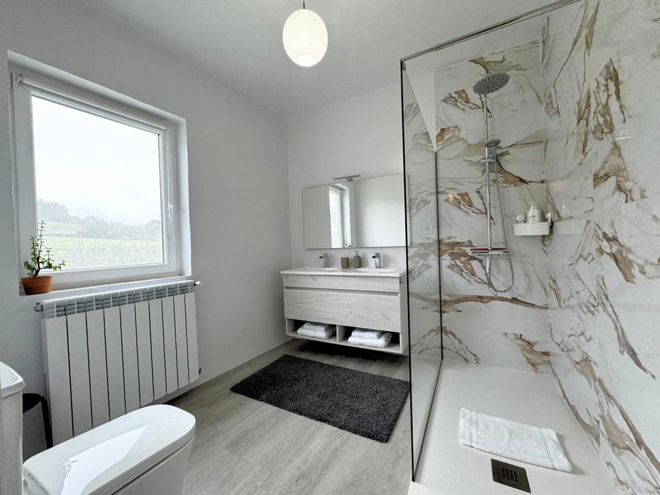 Shower, Toilet, Bathroom, View (from property/room), towels