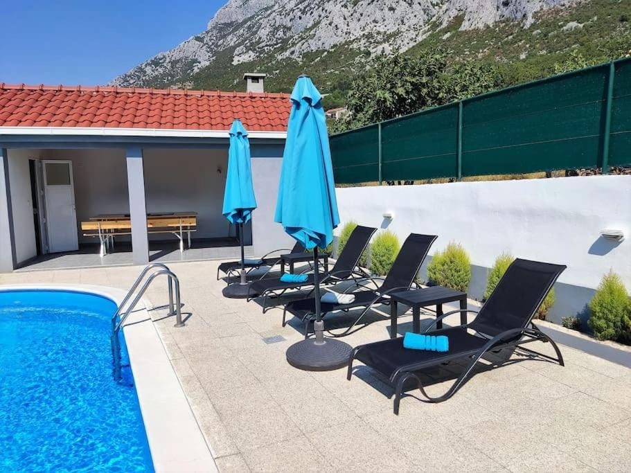 Pool view, Swimming pool, sunbed