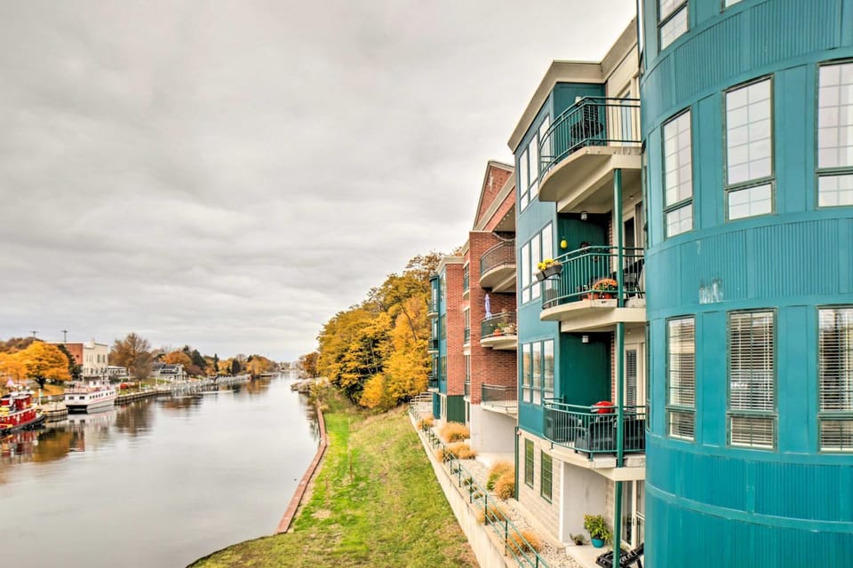 Luxe Manistee Condo w/ Balcony & River Views! House in Manistee