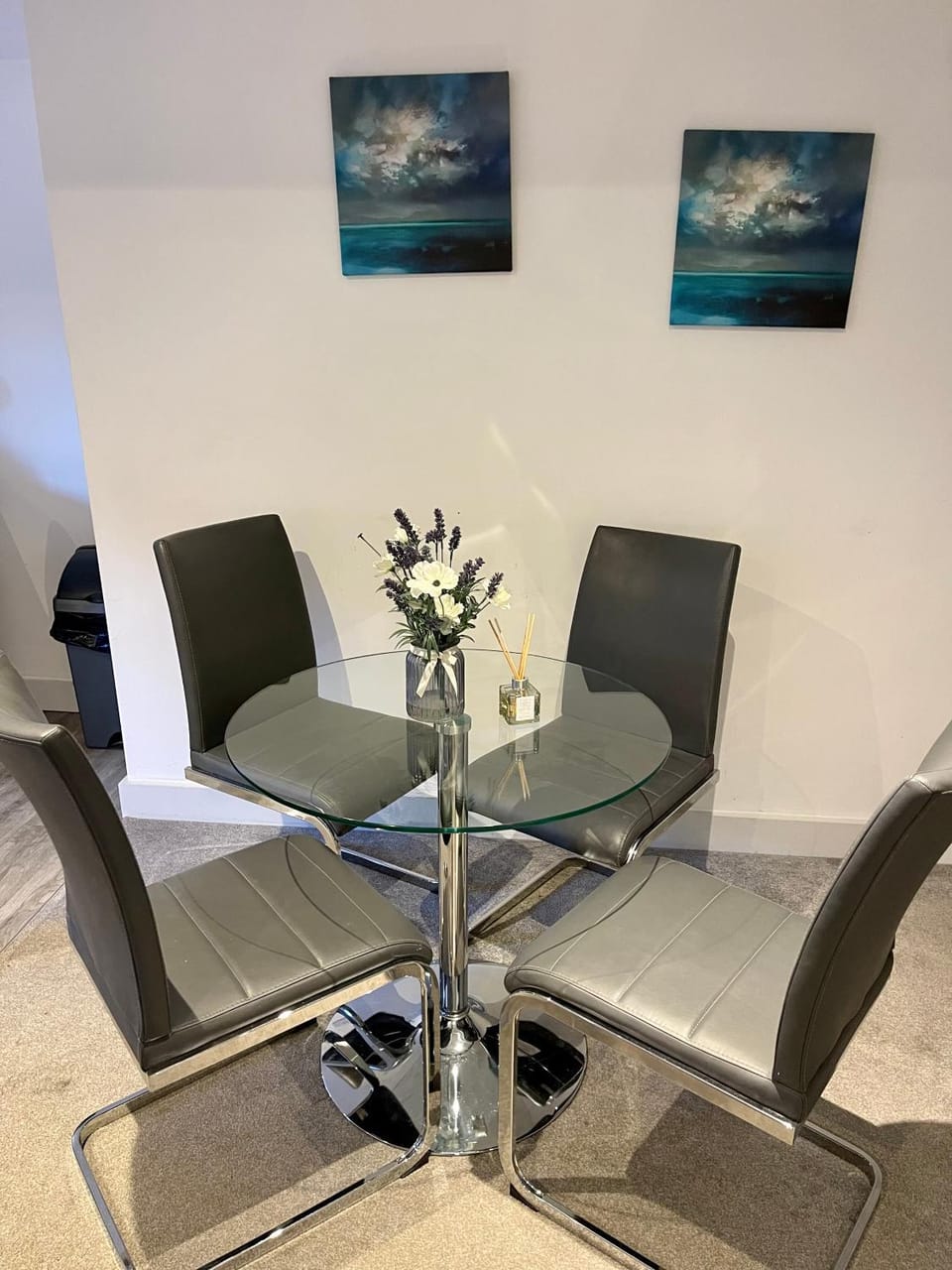 Fantastic convenient 2 Bedroom 2 bathroom Perfect for Stansted Airport, 3 minute walk to Bishops Stortford Train Station! Apartment in East Hertfordshire District