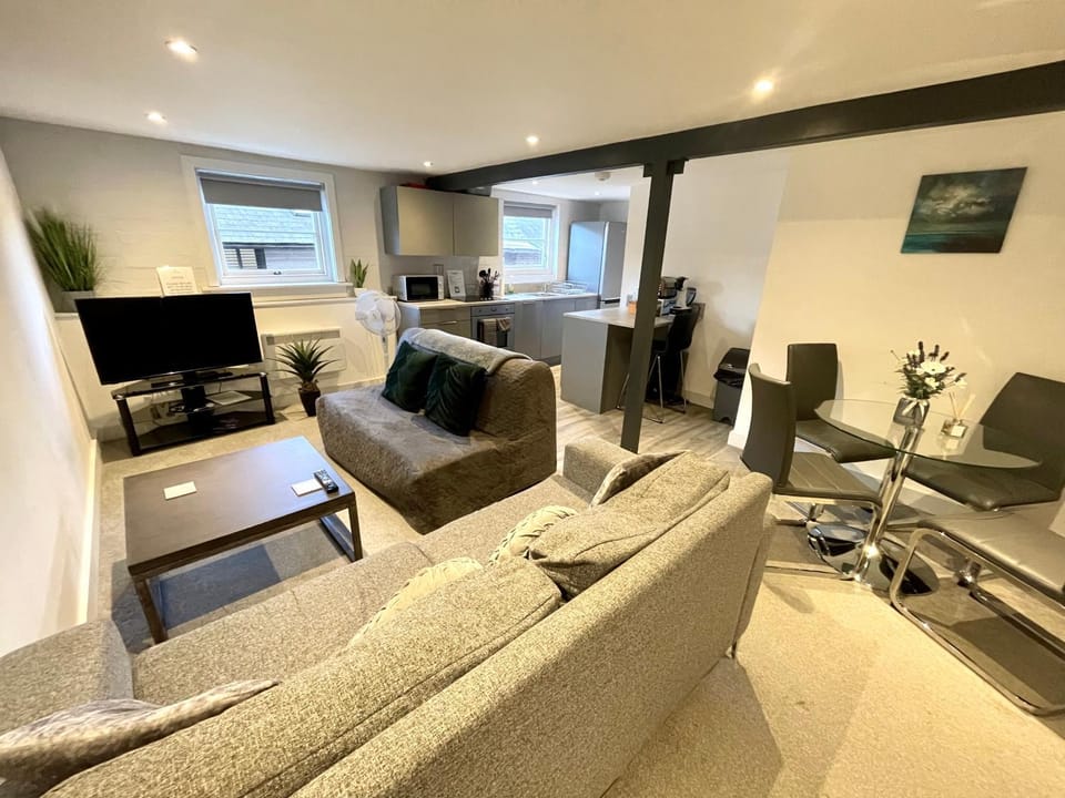 Fantastic convenient 2 Bedroom 2 bathroom Perfect for Stansted Airport, 3 minute walk to Bishops Stortford Train Station! Apartment in East Hertfordshire District