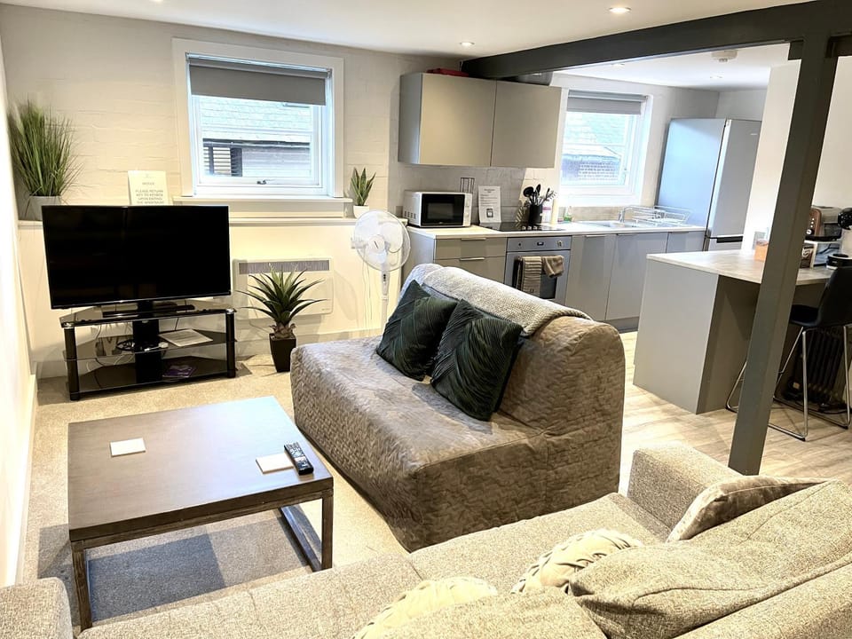 Fantastic convenient 2 Bedroom 2 bathroom Perfect for Stansted Airport, 3 minute walk to Bishops Stortford Train Station! Apartment in East Hertfordshire District