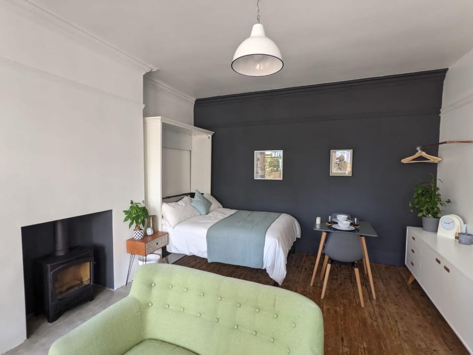 Bed, Dining area