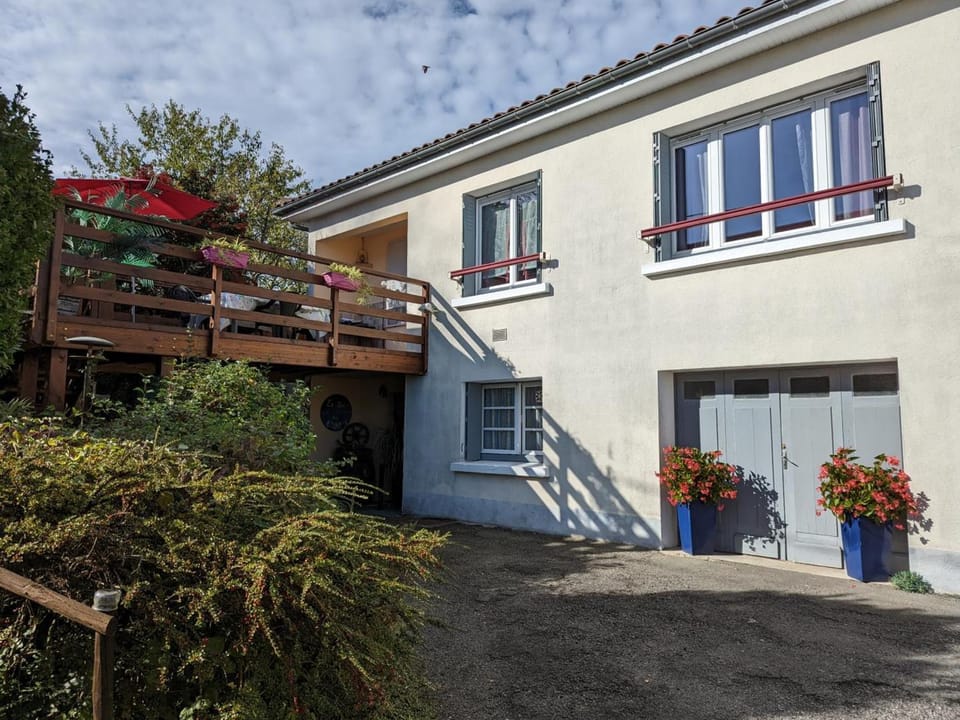 Charmant appartement avec terrasse et jardin, idéal pour 4 personnes, à Barbezieux - FR-1-653-196 Apartment in Nouvelle-Aquitaine