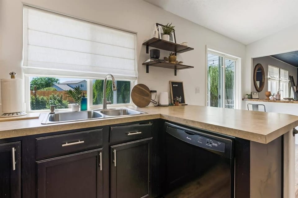 Caldwell Lux Getaway! Large Family Friendly Home House in Caldwell