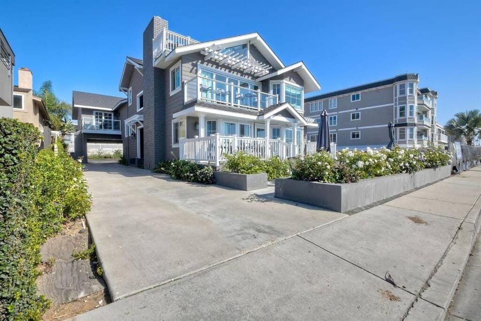 Luxury Ocean Views & Steps To The Sand - Tower 36 Lower Condo Unit Apartment hotel in Carlsbad