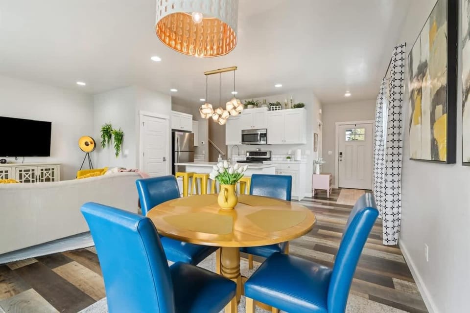 Deco Townhouse - 3 bedroom 2 story private home House in Caldwell