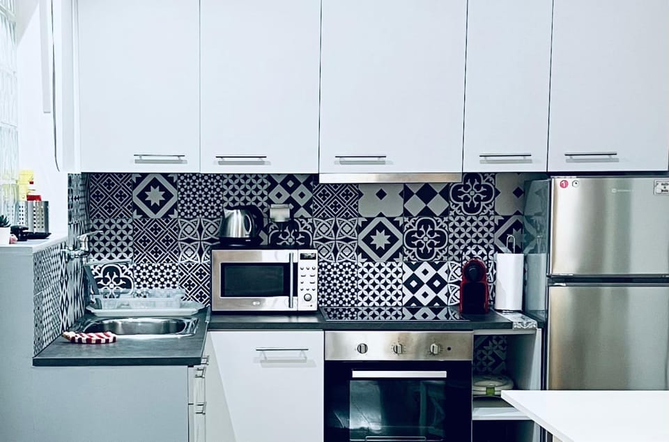 Coffee/tea facilities, microwave, oven, stove, kitchen