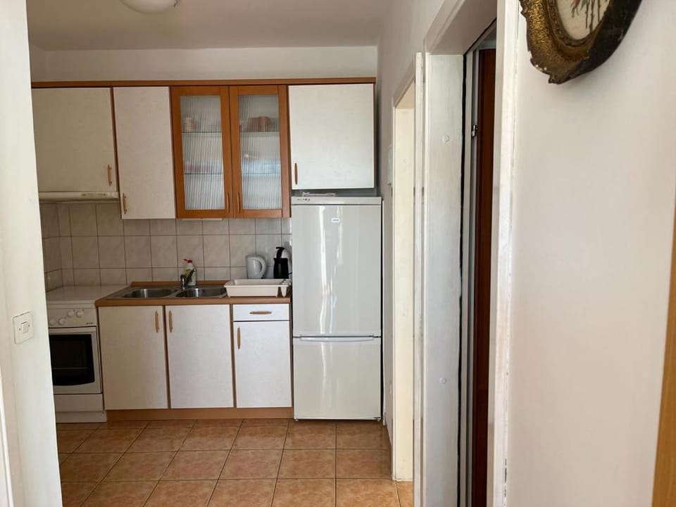 Kitchen or kitchenette, oven