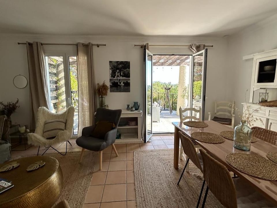 Les restanques maison des chênes vue mer 6 personnes Villa in Grimaud