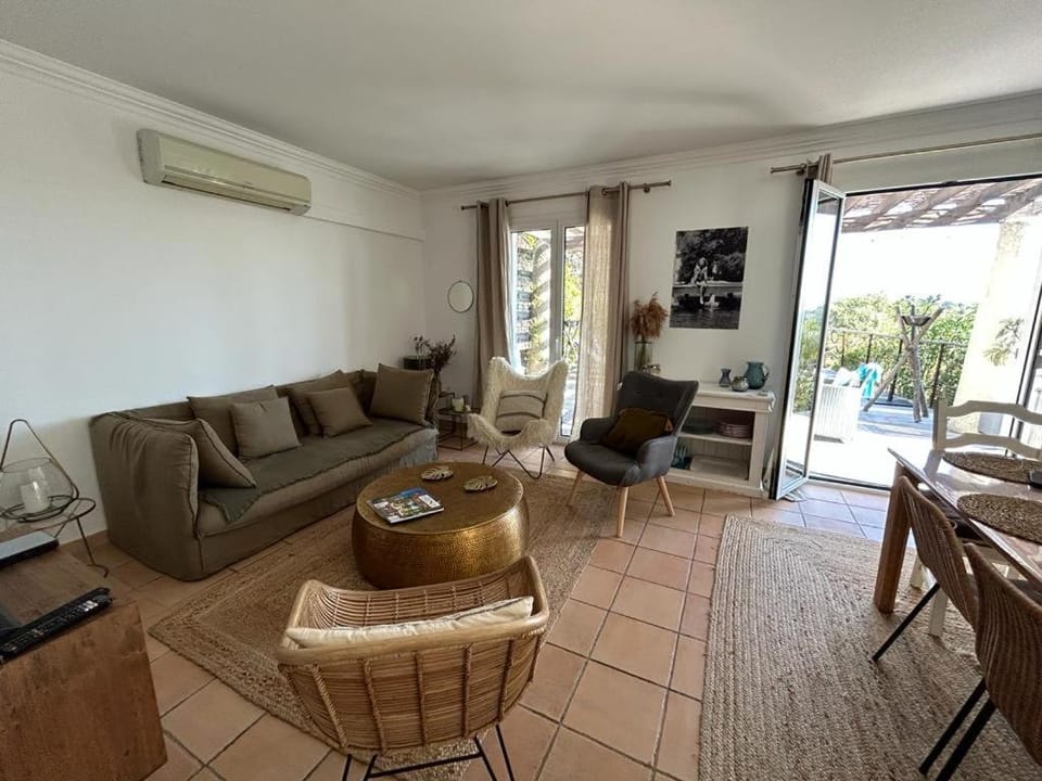 Les restanques maison des chênes vue mer 6 personnes Villa in Grimaud