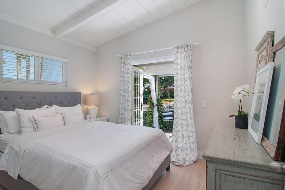 Walk to Beach, AC, Firepit, Grill House in Carlsbad