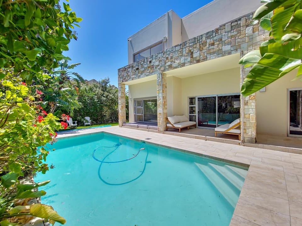 Property building, Patio, Garden, Garden view, Pool view, Swimming pool, sunbed