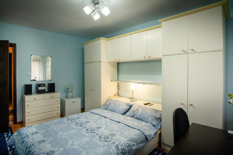Photo of the whole room, Bedroom, wardrobe