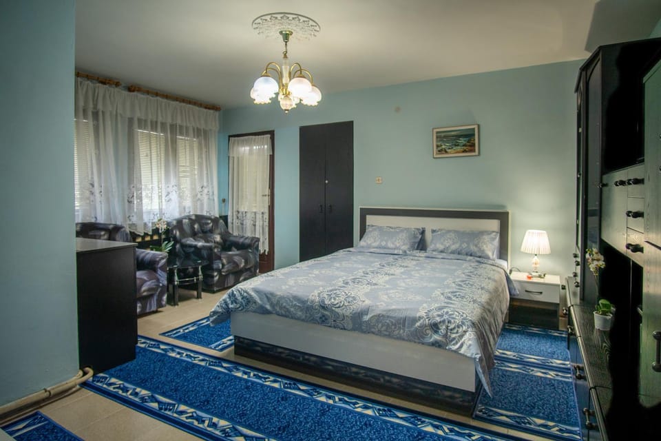 TV and multimedia, Photo of the whole room, Seating area, Bedroom, hair dresser, wardrobe