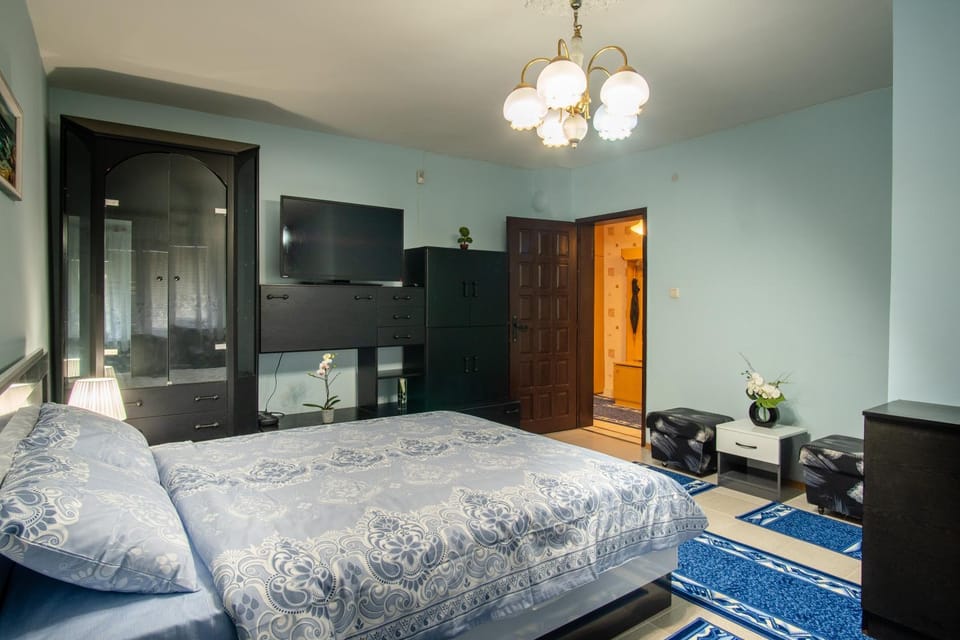 TV and multimedia, Photo of the whole room, Seating area, Bedroom, wardrobe
