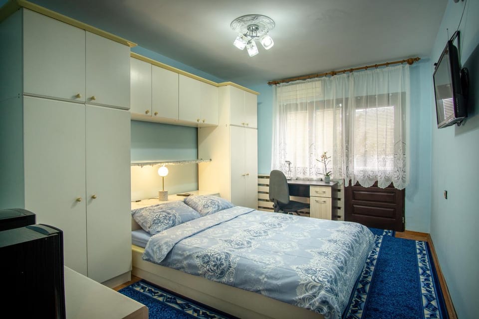 TV and multimedia, Photo of the whole room, Bedroom, hair dresser, wardrobe