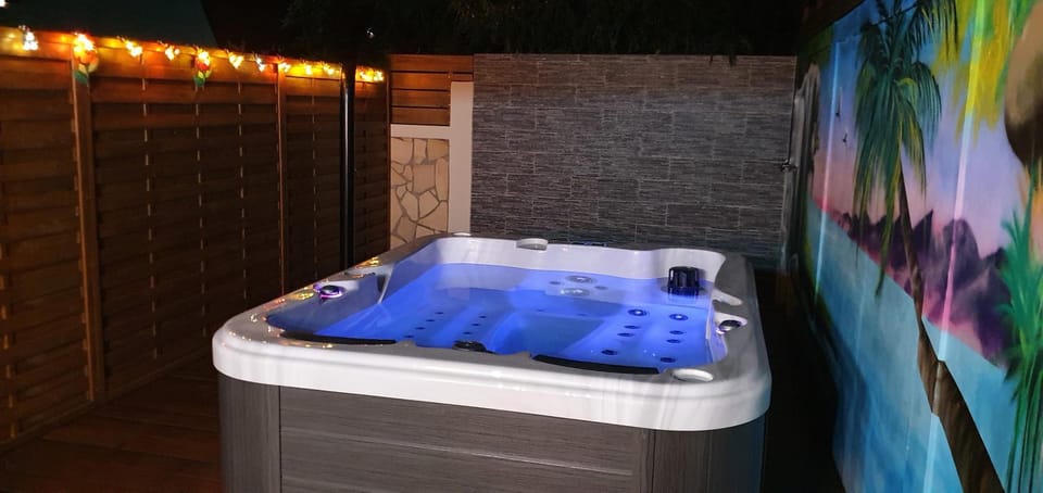 "Chez Claudia "charmant logement avec jacuzzi privatif en toute intimité sur belle terrasse extérieure en bois et piscine Apartment in Grande-Terre, Guadeloupe