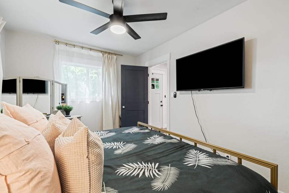 Bed, Photo of the whole room, Bedroom, fireplace